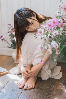 老板办公室办公桌顶着会议桌